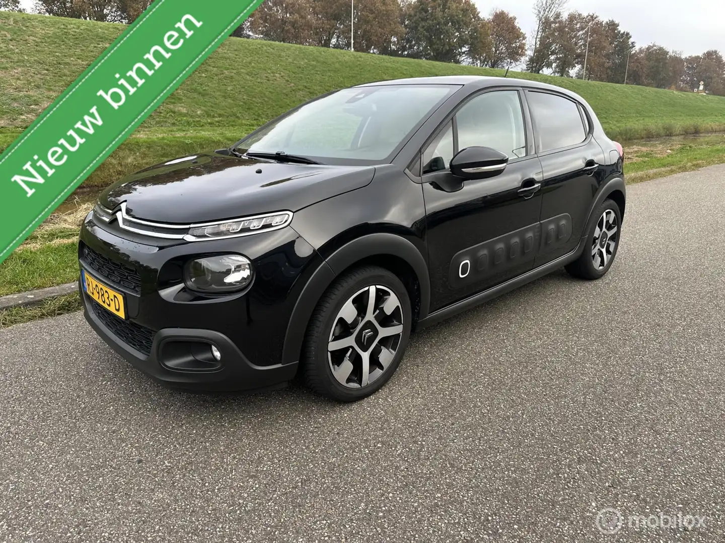 Citroen C3 1.2 PureTech S&S Shine Zwart - 1