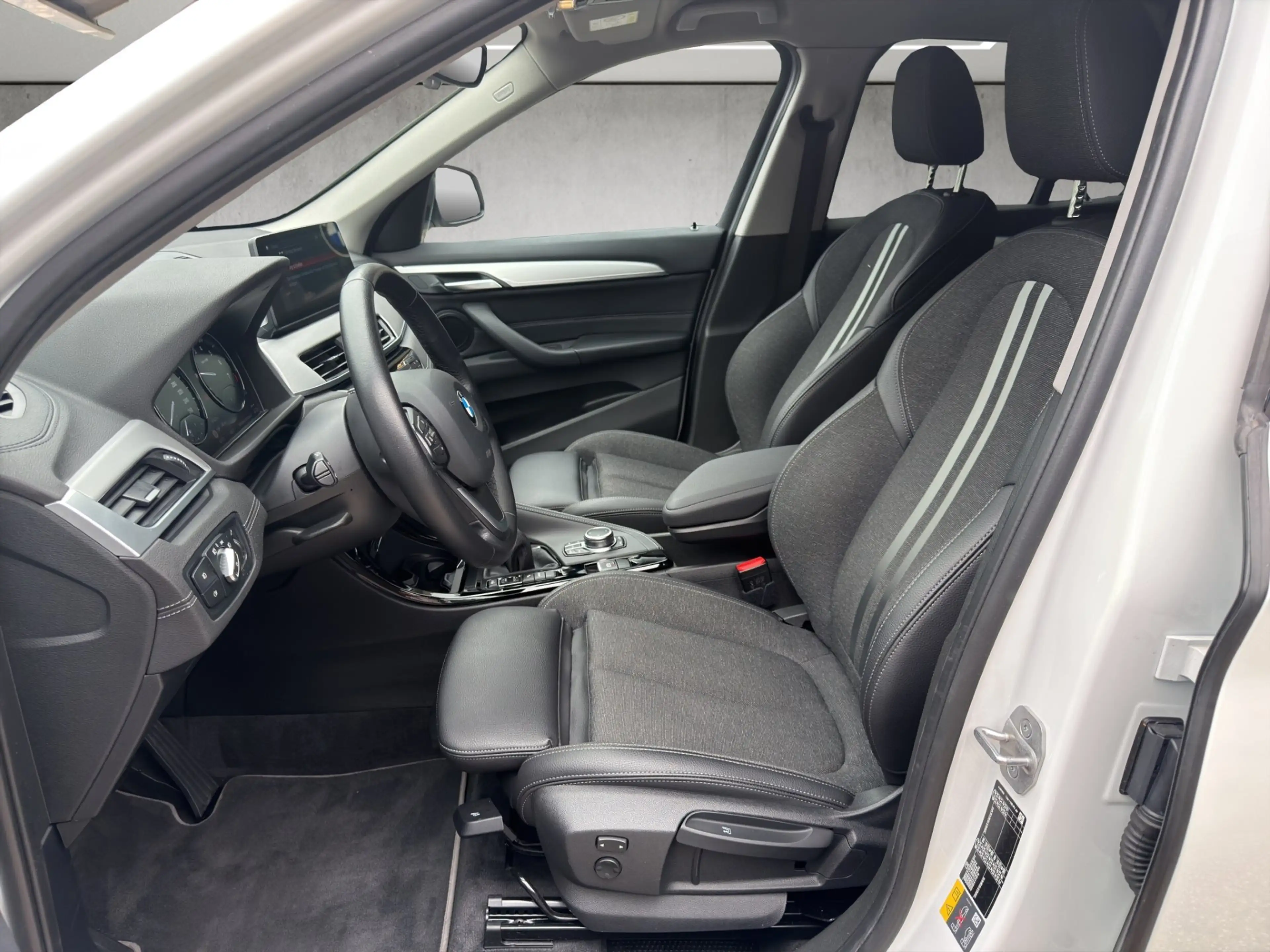 BMW X1 xDrive25e — photo 9