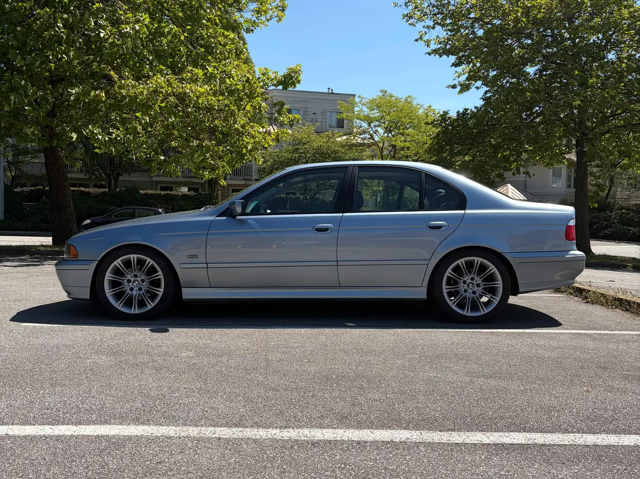 BMW 5 Series photo BMW 5 Series