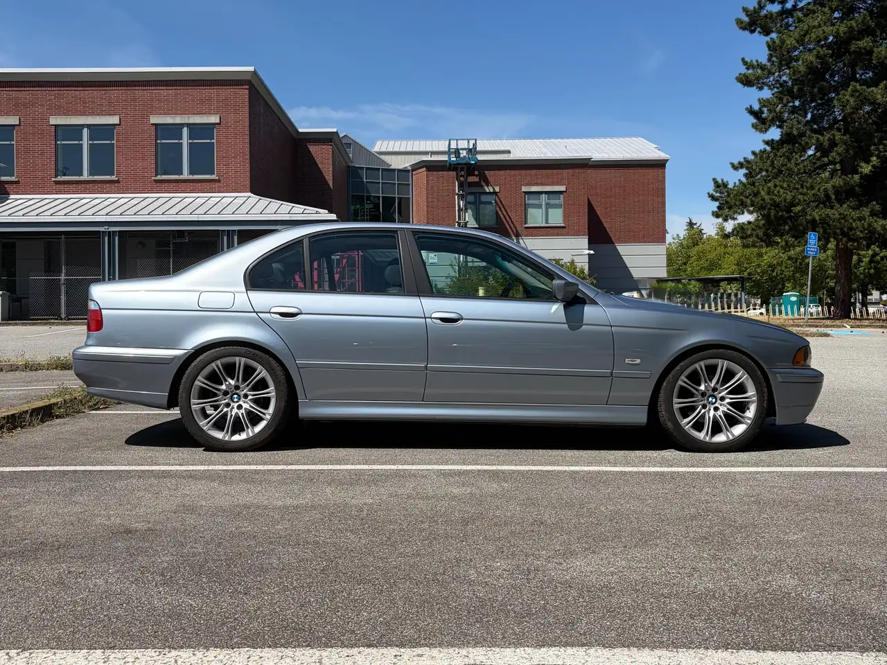 BMW 5 Series photo BMW 5 Series