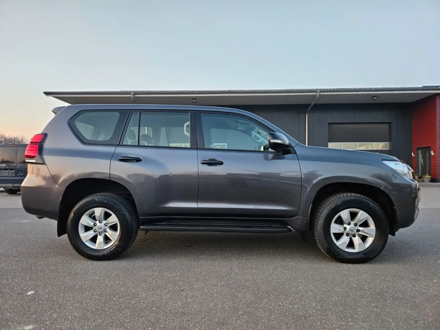 Toyota Land Cruiser Todoterreno Automático de 5 Puertas Grijs - 2