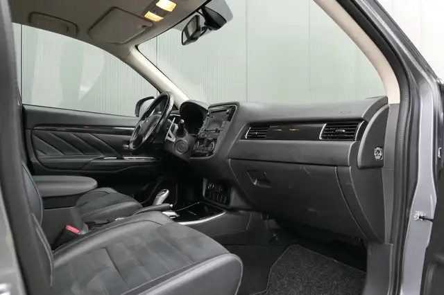 Mitsubishi Outlander view 14
