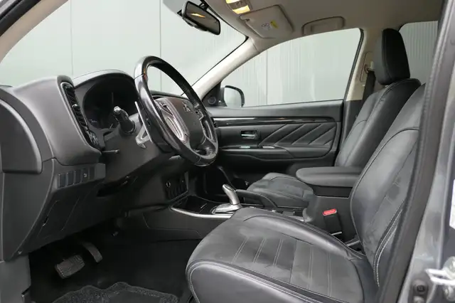 Mitsubishi Outlander view 3