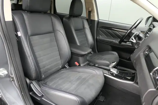 Mitsubishi Outlander view 13