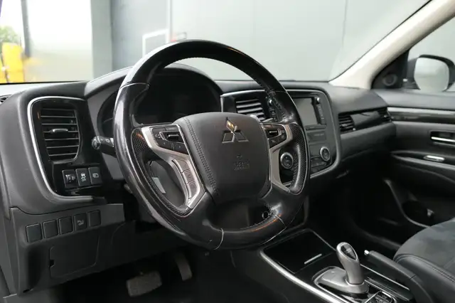 Mitsubishi Outlander view 4