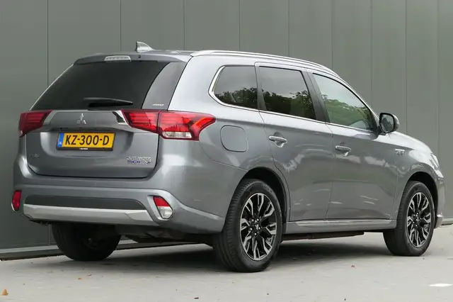 Mitsubishi Outlander view 2