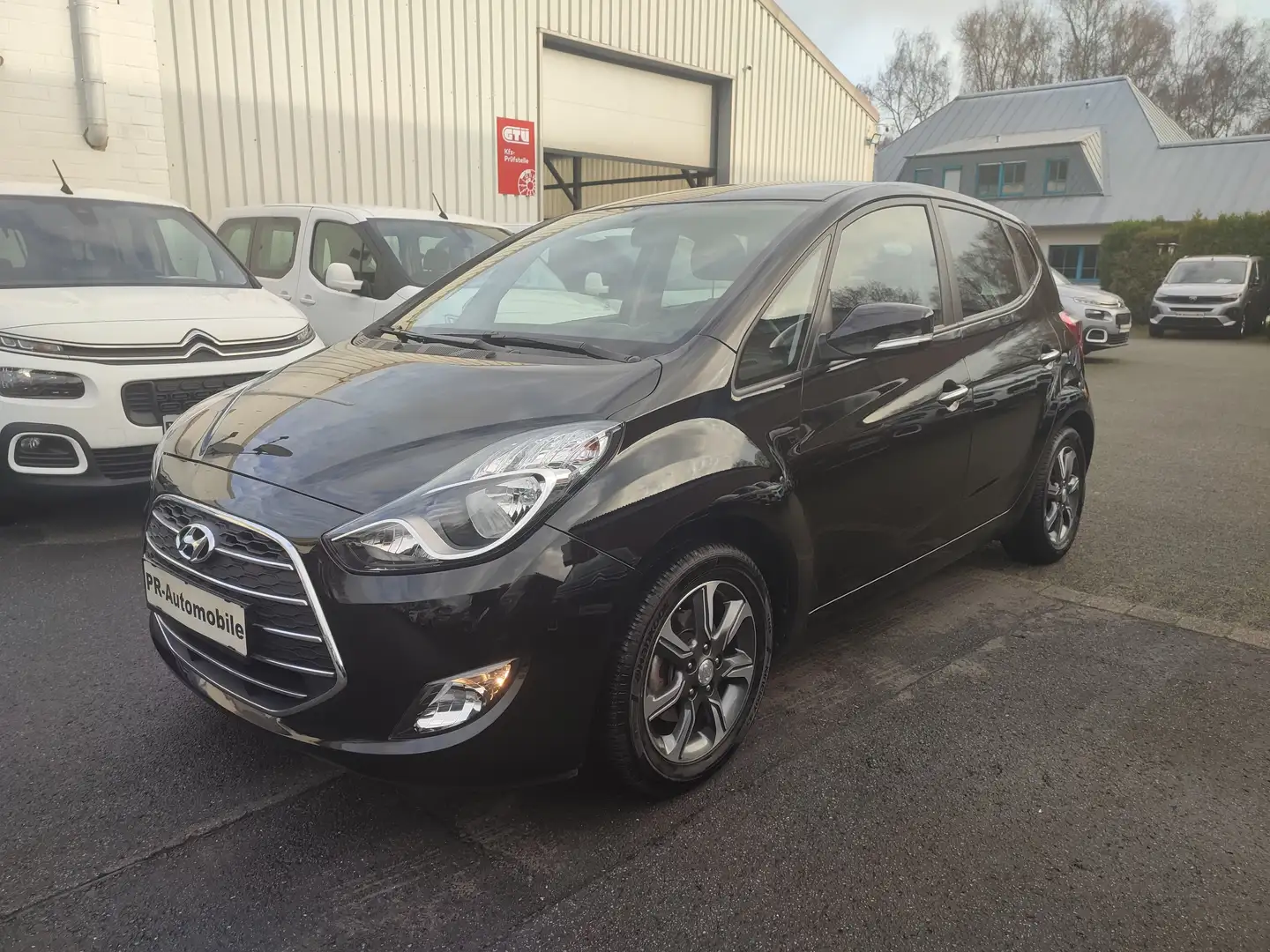 Hyundai iX20 1.6 Klimaaut./Automatik/Alu/Navi/PDC+Cam Schwarz - 1