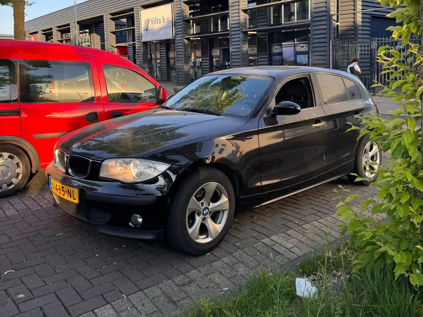 BMW 116 116i Executive Zwart - 2