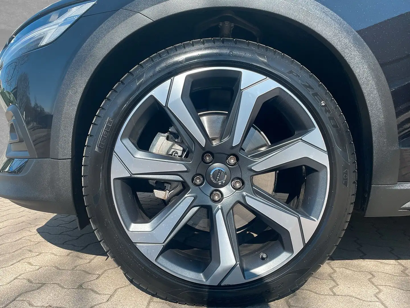 Volvo V60 Cross Country B4 AWD Mild-Hybrid Ultimate Schwarz - 2