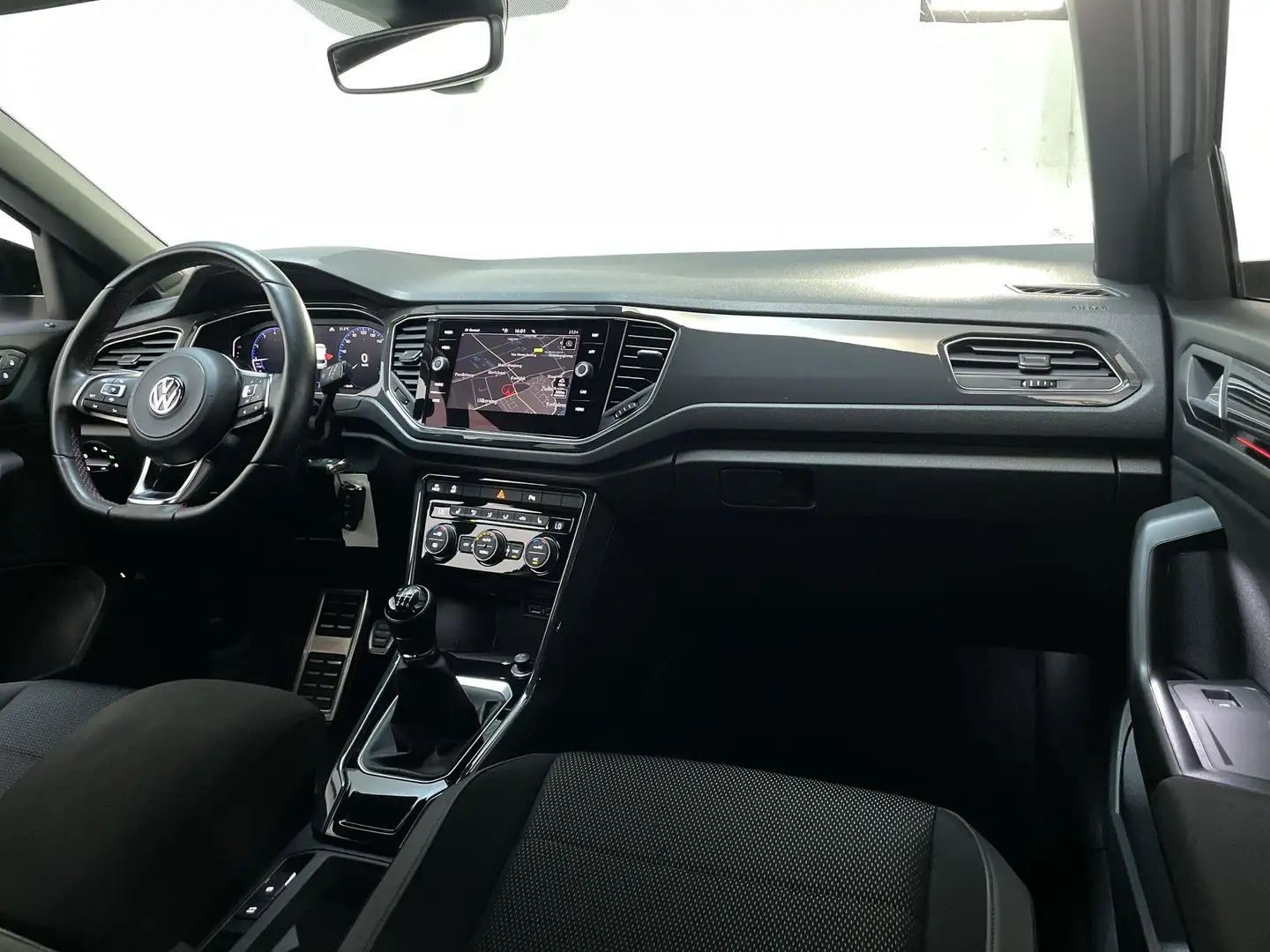 Volkswagen T-Roc 1.5 TSI 150pk 6-bak Sport Business R R-Line Virtua Wit - 2