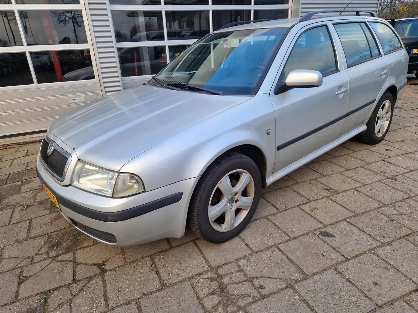 Skoda Octavia Combi 2.0 Celebrate ( AUTOMAAT) EXPORTPRIJS Grijs - 2