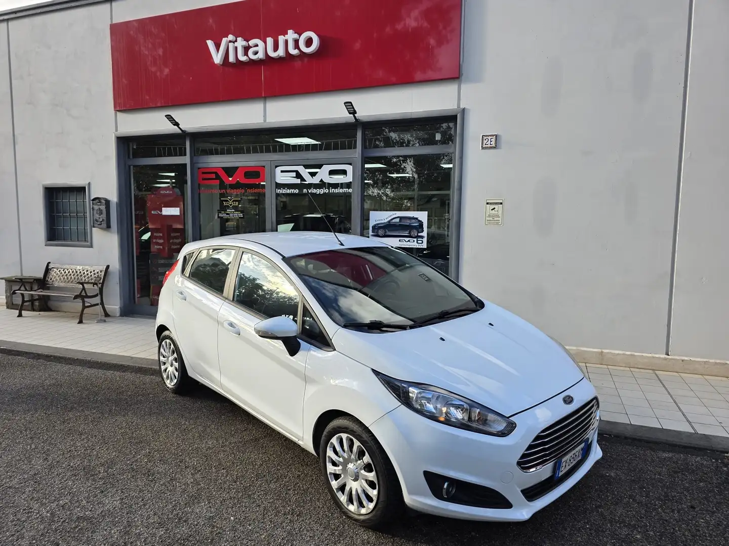 Ford Fiesta Fiesta VI 2013 5p 1.5 tdci Business 75cv Wit - 2