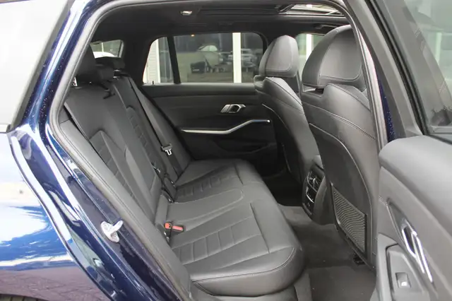 BMW 3 Series view 9