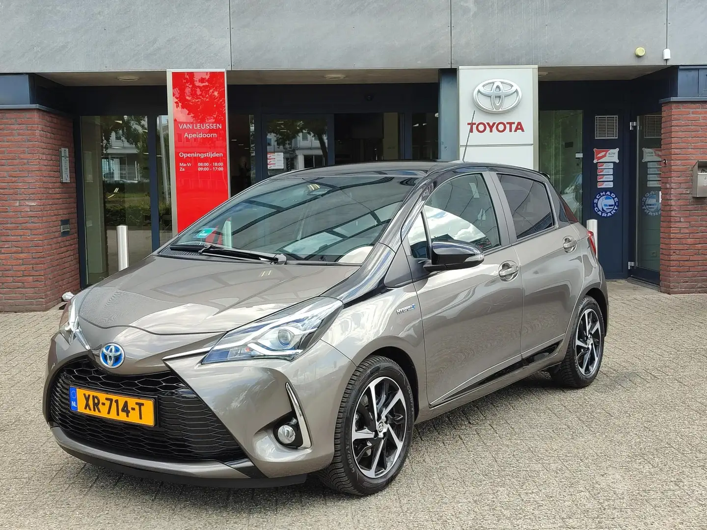 Toyota Yaris 1.5 Hybrid EXECUTIVE BI-TONE STOELVERW PANODAK NAV Grijs - 1
