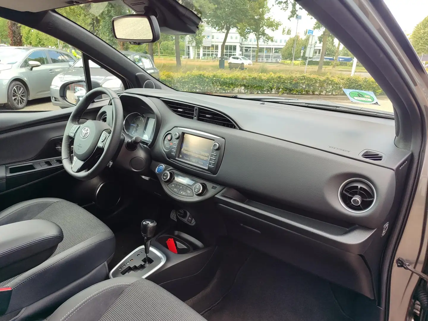 Toyota Yaris 1.5 Hybrid EXECUTIVE BI-TONE STOELVERW PANODAK NAV Grijs - 2