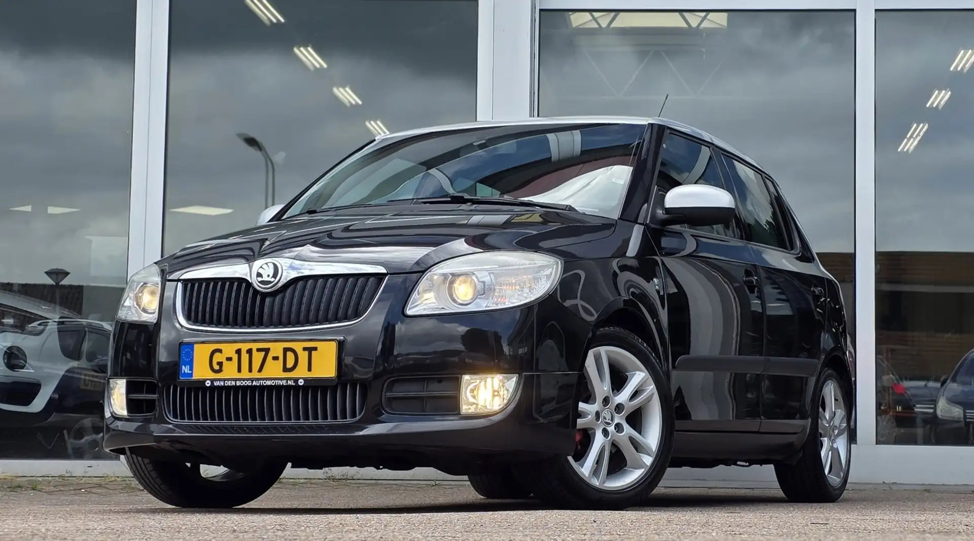 Skoda Fabia 1.6i 16V Elegance 100% Onderhouden Cruise Control Zwart - 1