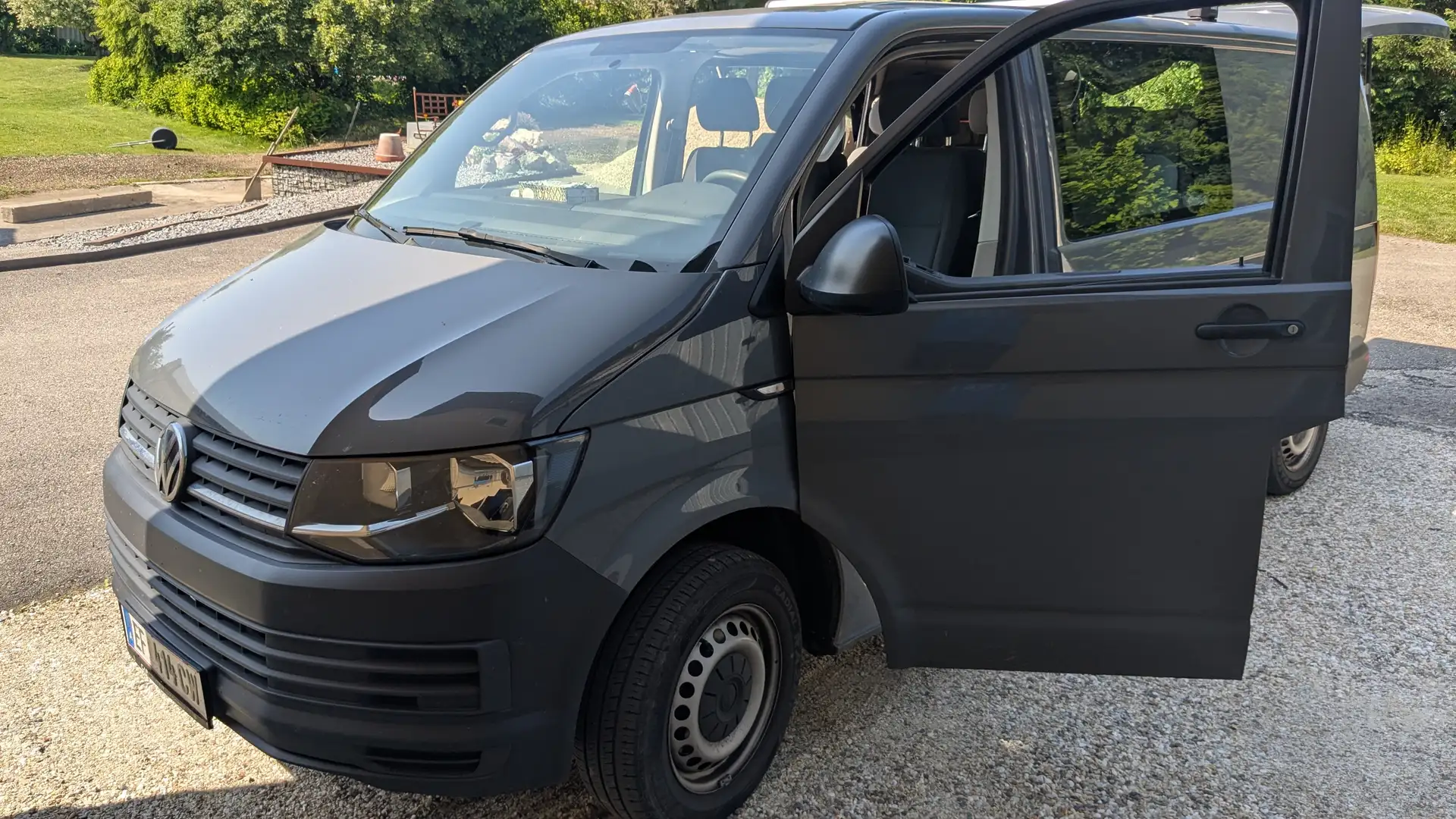 Volkswagen T6 Transporter Langer Radstand 75 KW, Campingausbau Grau - 1
