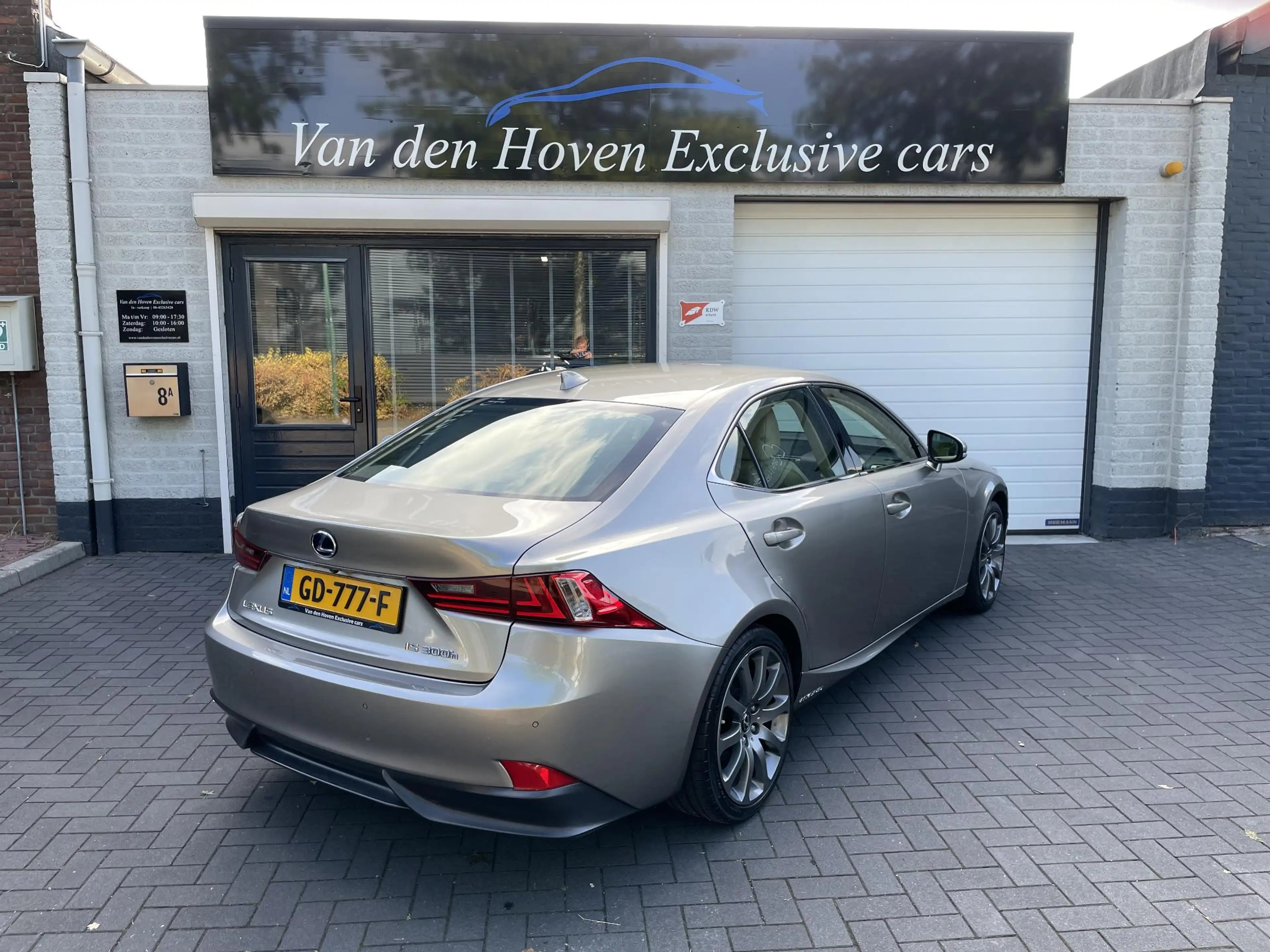 Lexus IS 300 300h Hybrid Luxury Line Dealer onderhouden. — photo 6