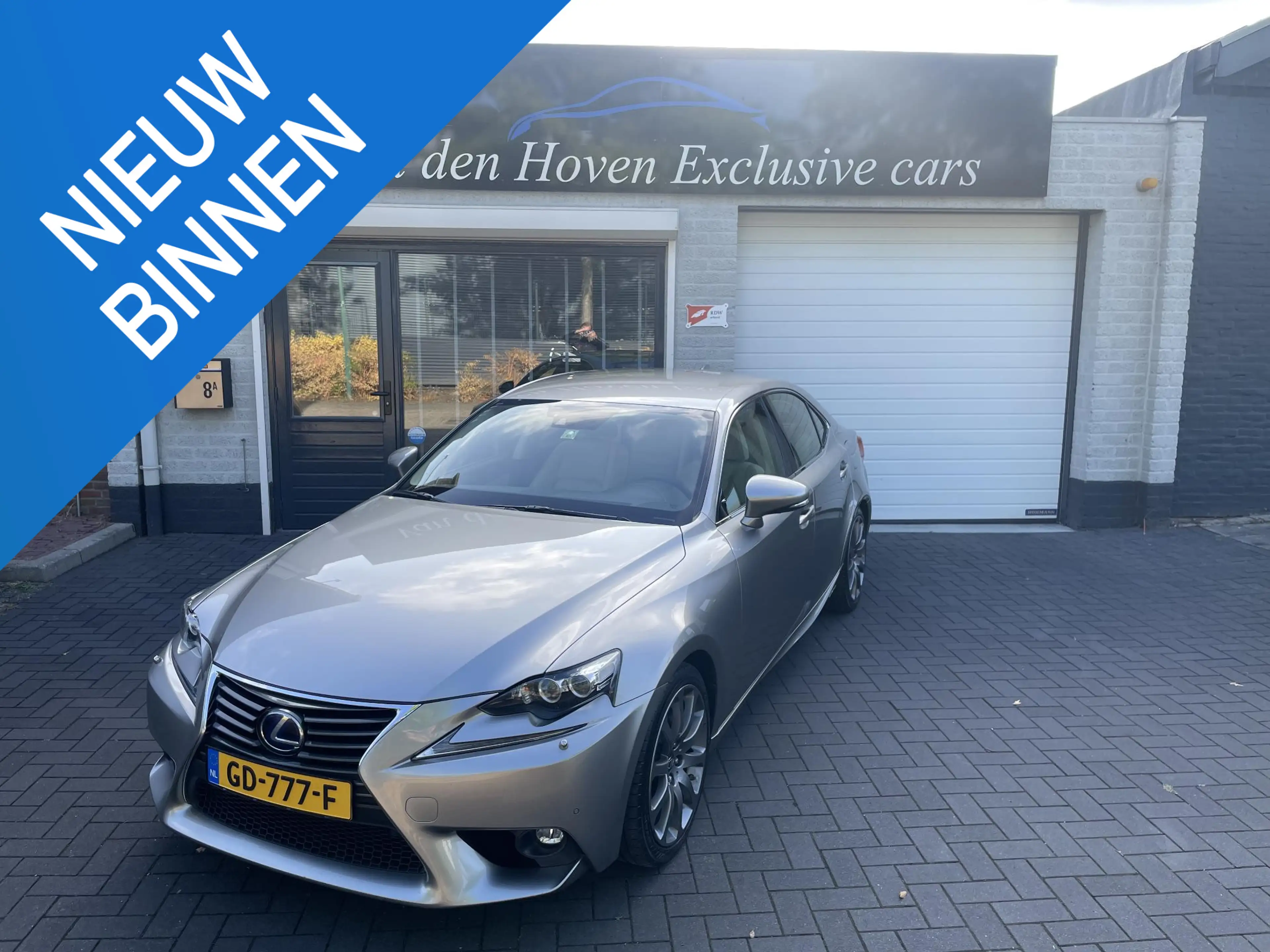 Lexus IS 300 300h Hybrid Luxury Line Dealer onderhouden.
