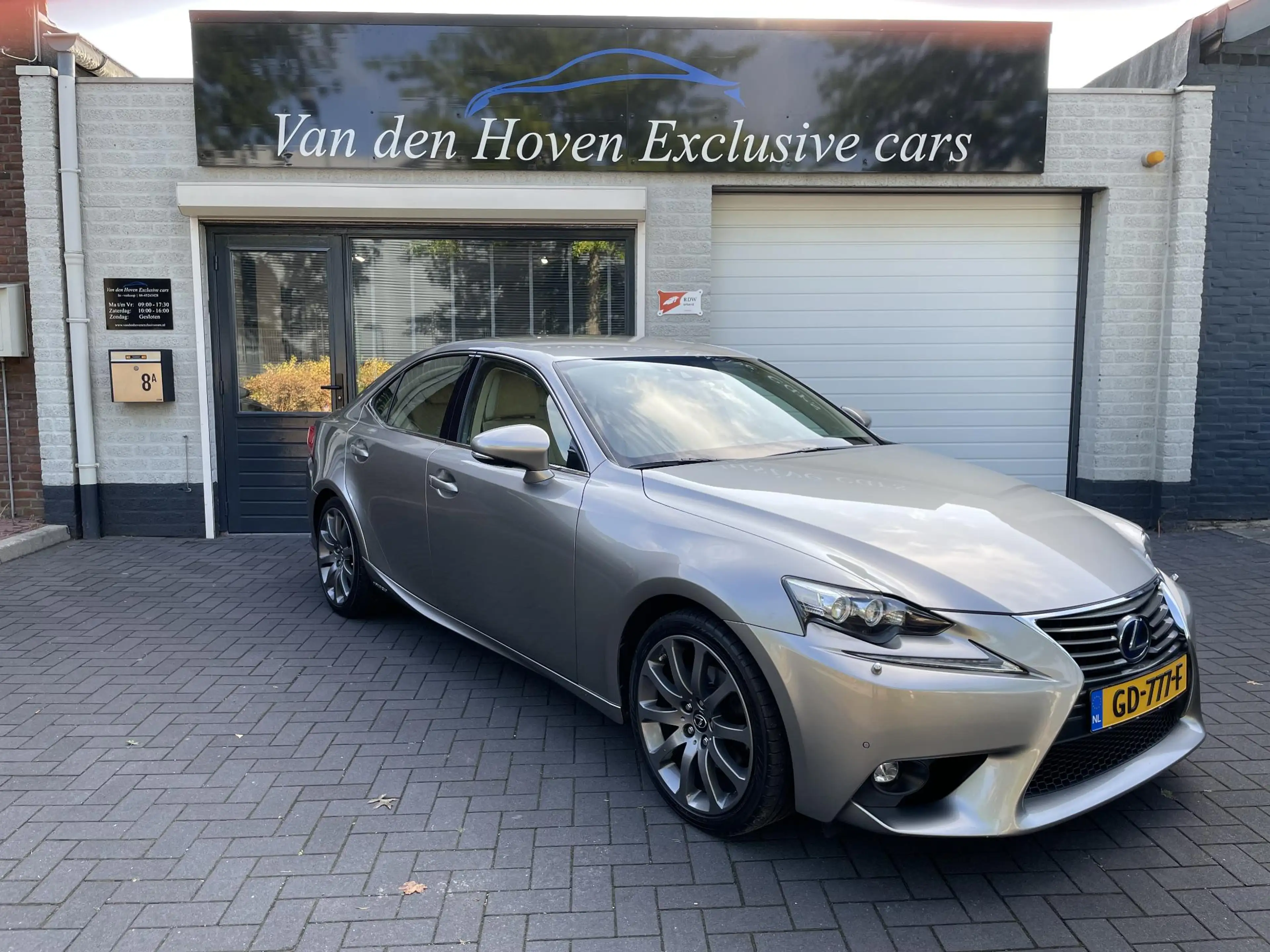 Lexus IS 300 300h Hybrid Luxury Line Dealer onderhouden. — photo 3