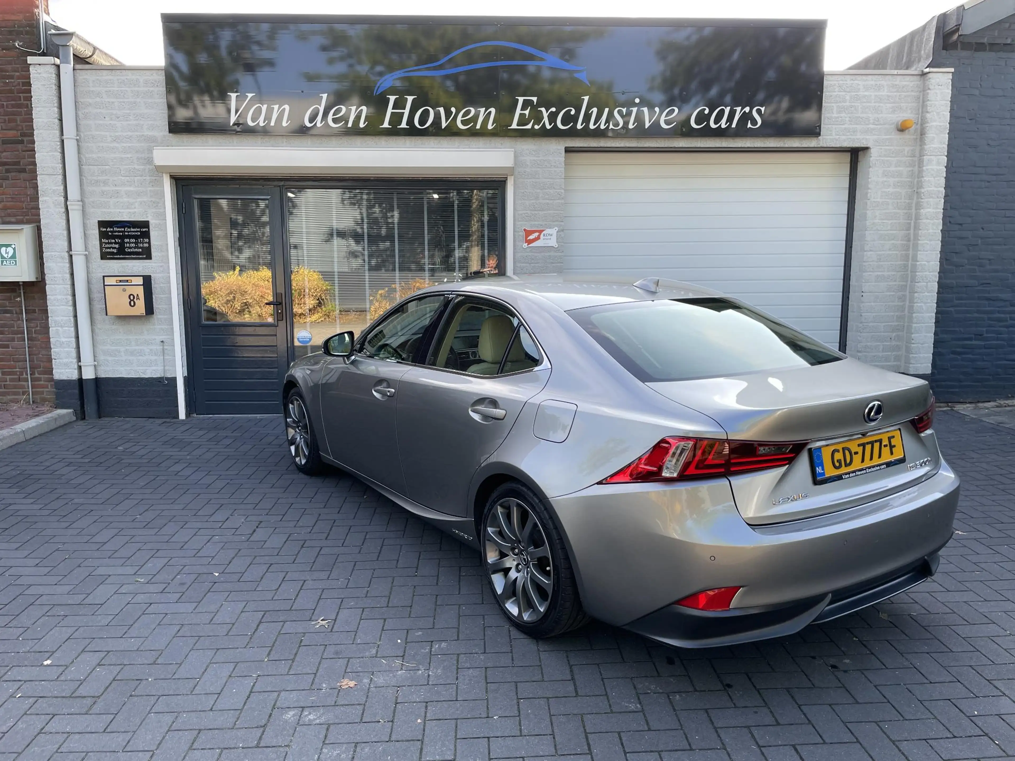 Lexus IS 300 300h Hybrid Luxury Line Dealer onderhouden. — photo 8