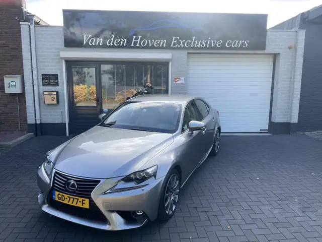 Lexus IS 300 300h Hybrid Luxury Line Dealer onderhouden.