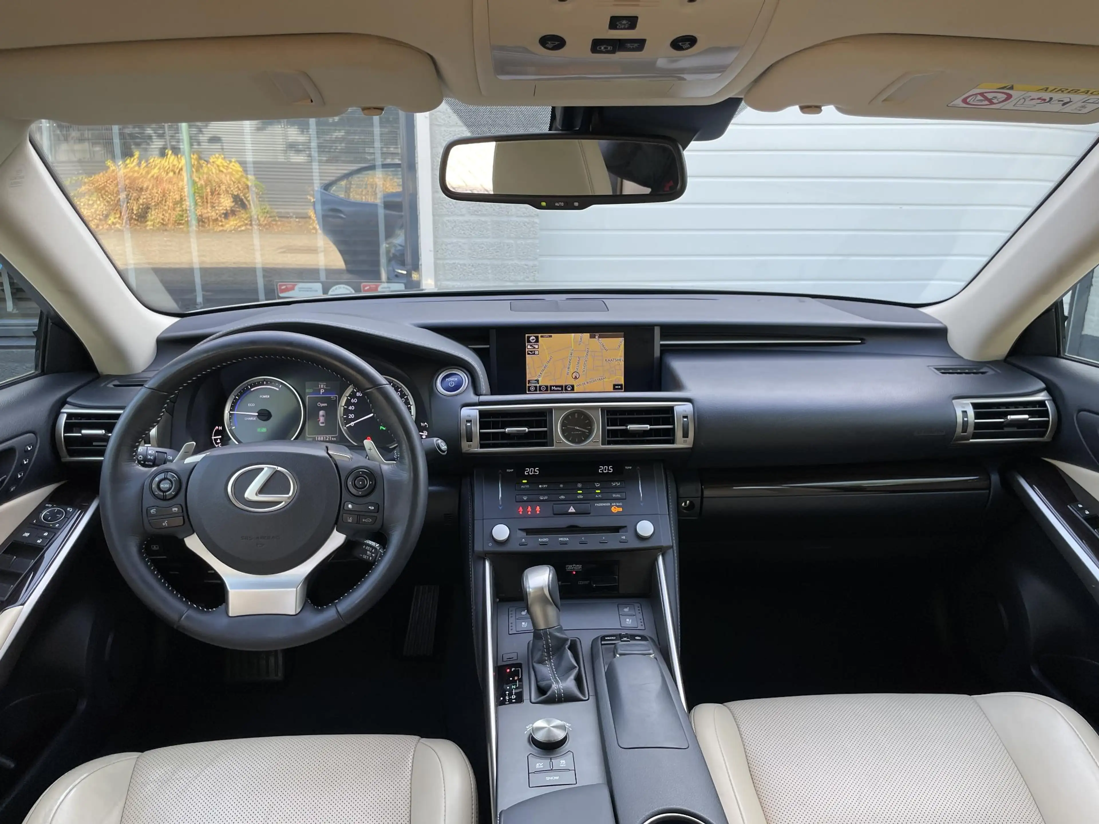 Lexus IS 300 300h Hybrid Luxury Line Dealer onderhouden. — photo 14