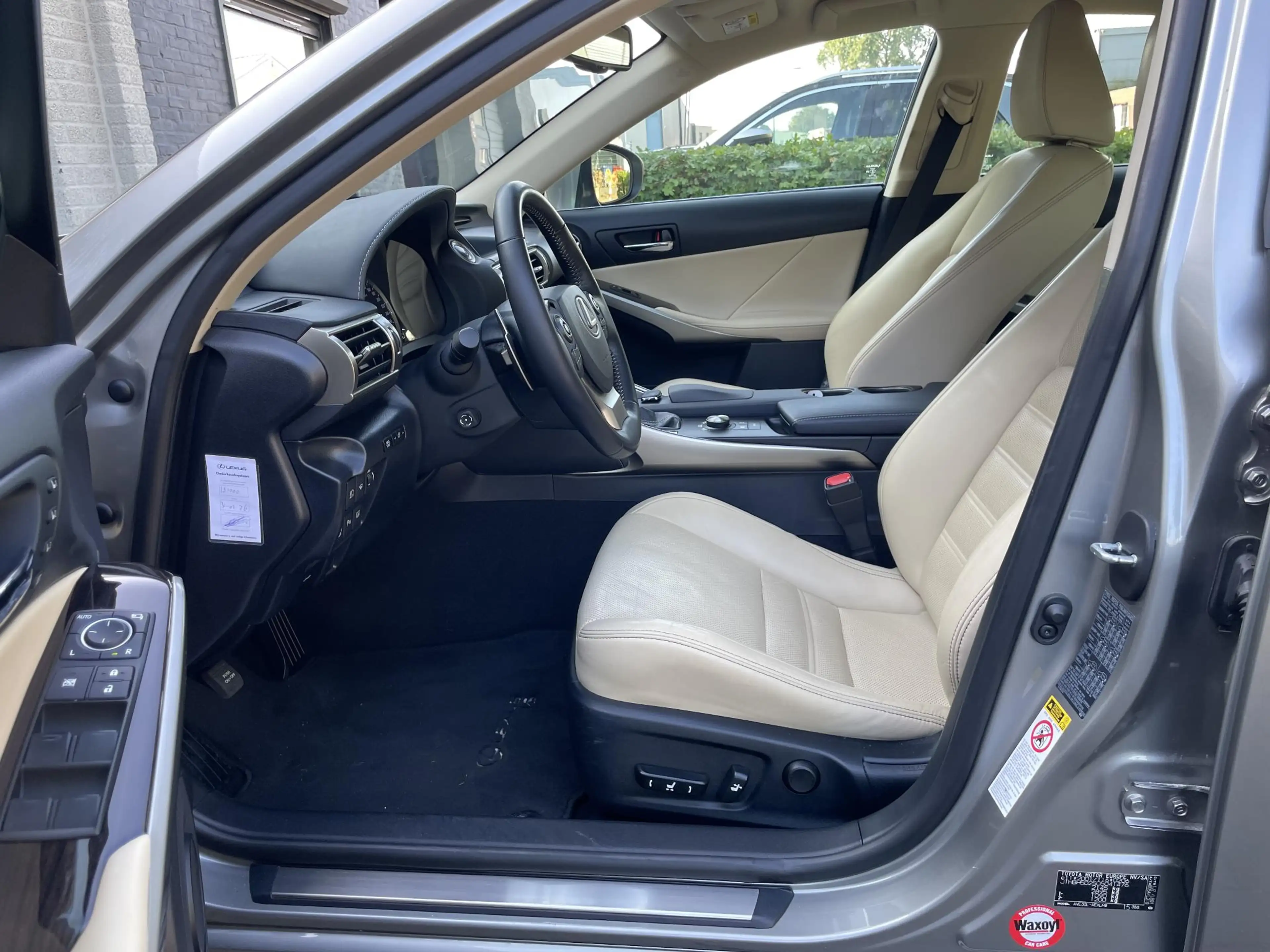 Lexus IS 300 300h Hybrid Luxury Line Dealer onderhouden. — photo 11