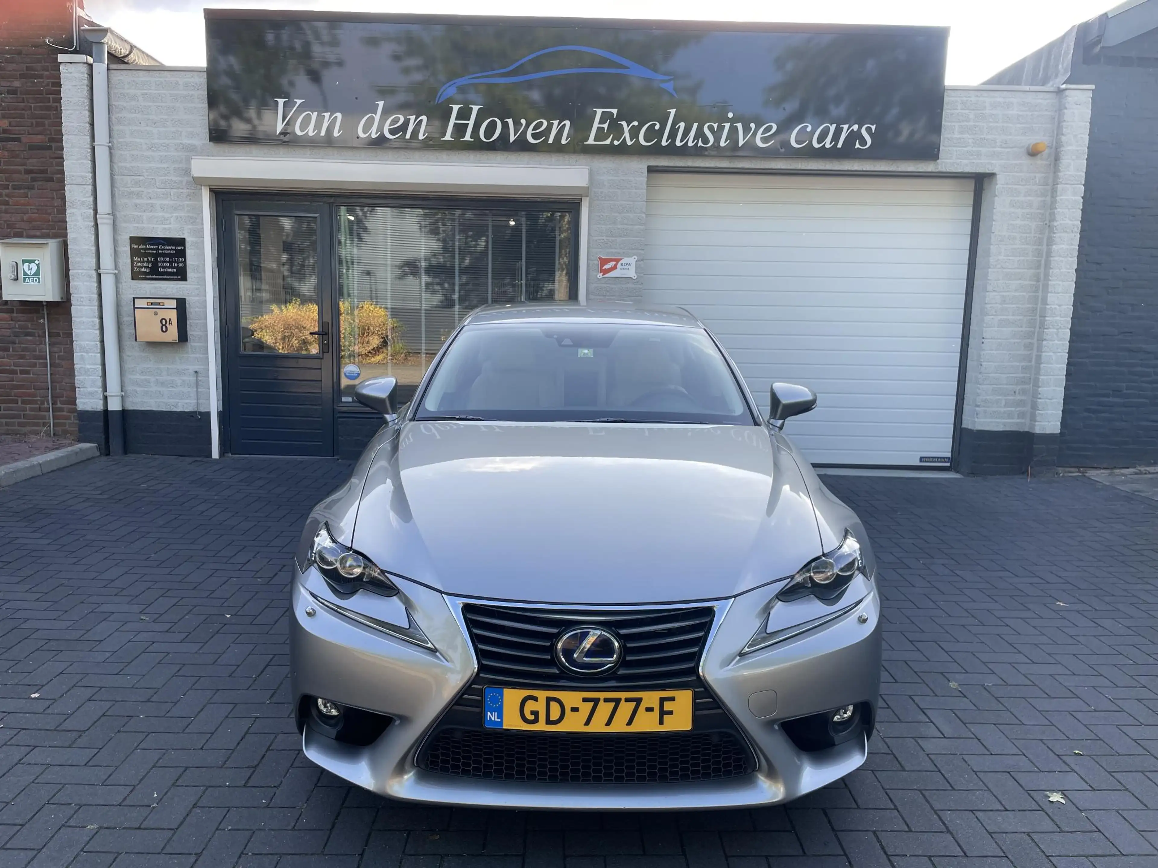 Lexus IS 300 300h Hybrid Luxury Line Dealer onderhouden. — photo 2