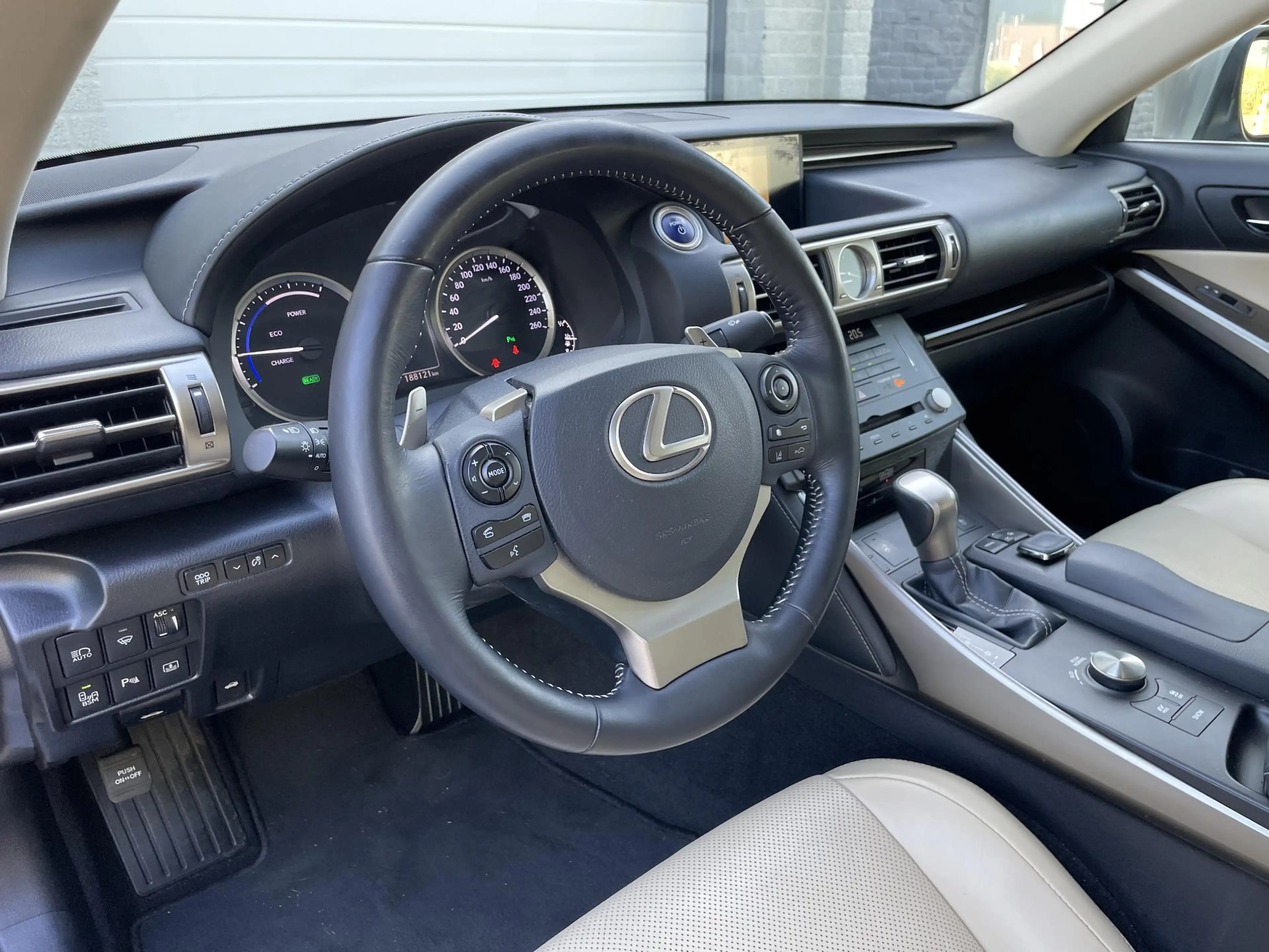 Lexus IS 300 300h Hybrid Luxury Line Dealer onderhouden. — photo 13