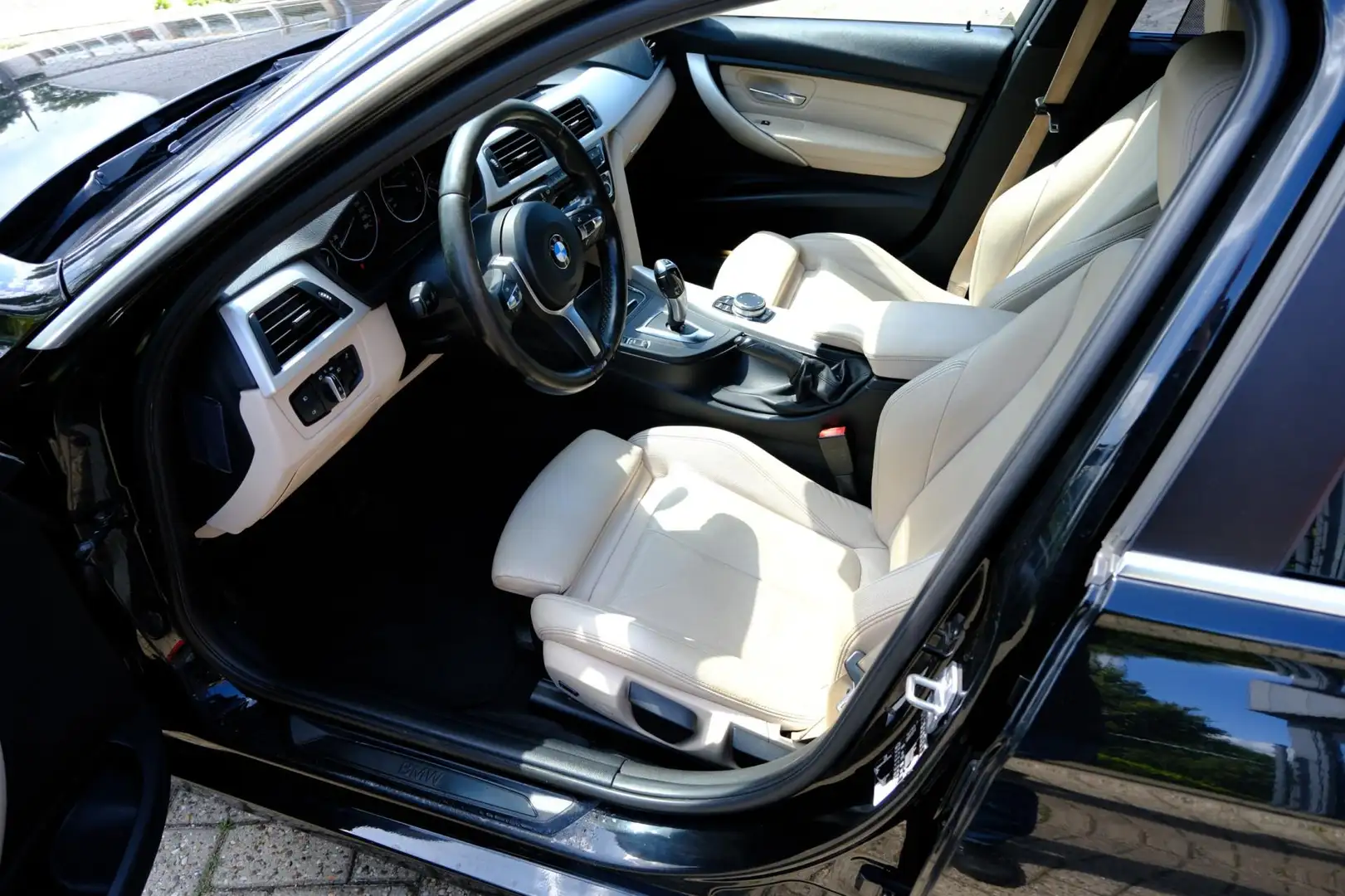 BMW 320 3-serie Touring 320d EDE Corporate Lease Essential Zwart - 2