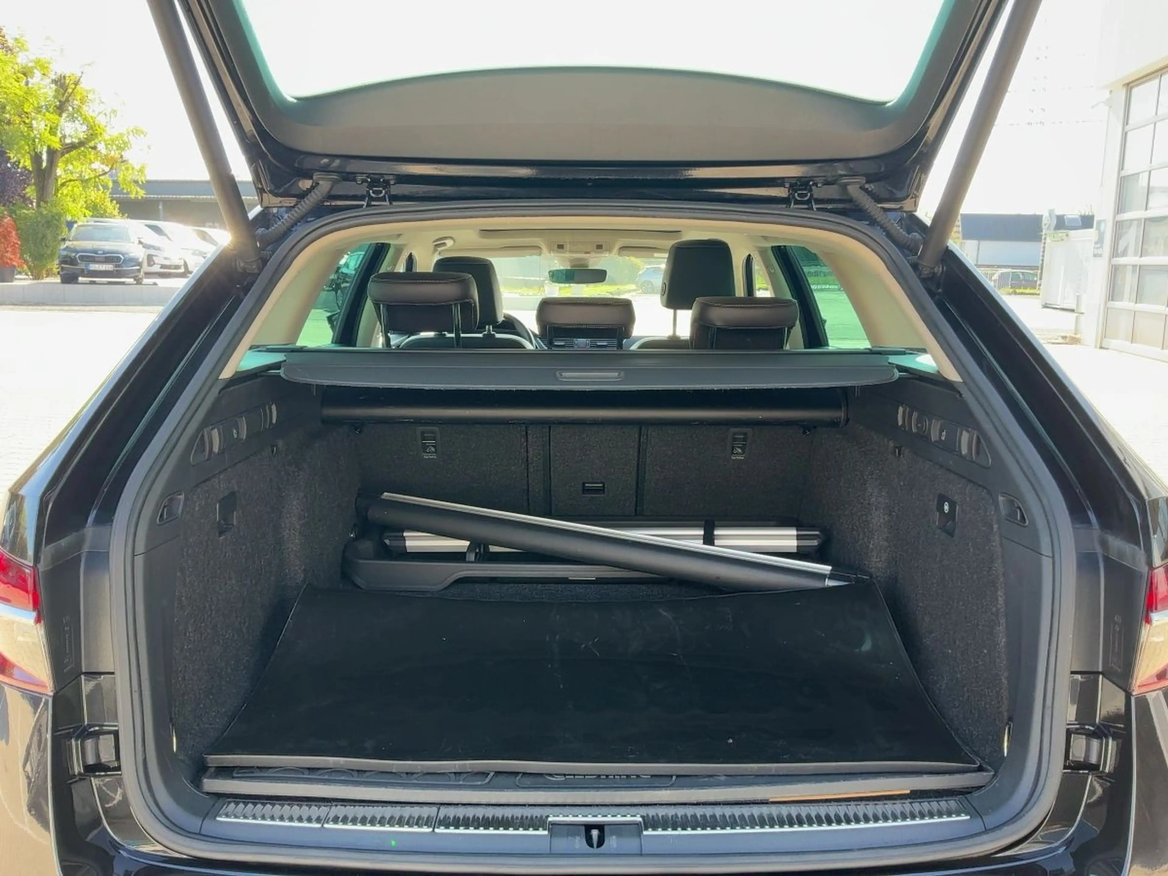 Skoda Superb Combi 2.0 TSI L&K LED+NAV+AHK+PANO+STDHZG — photo 14