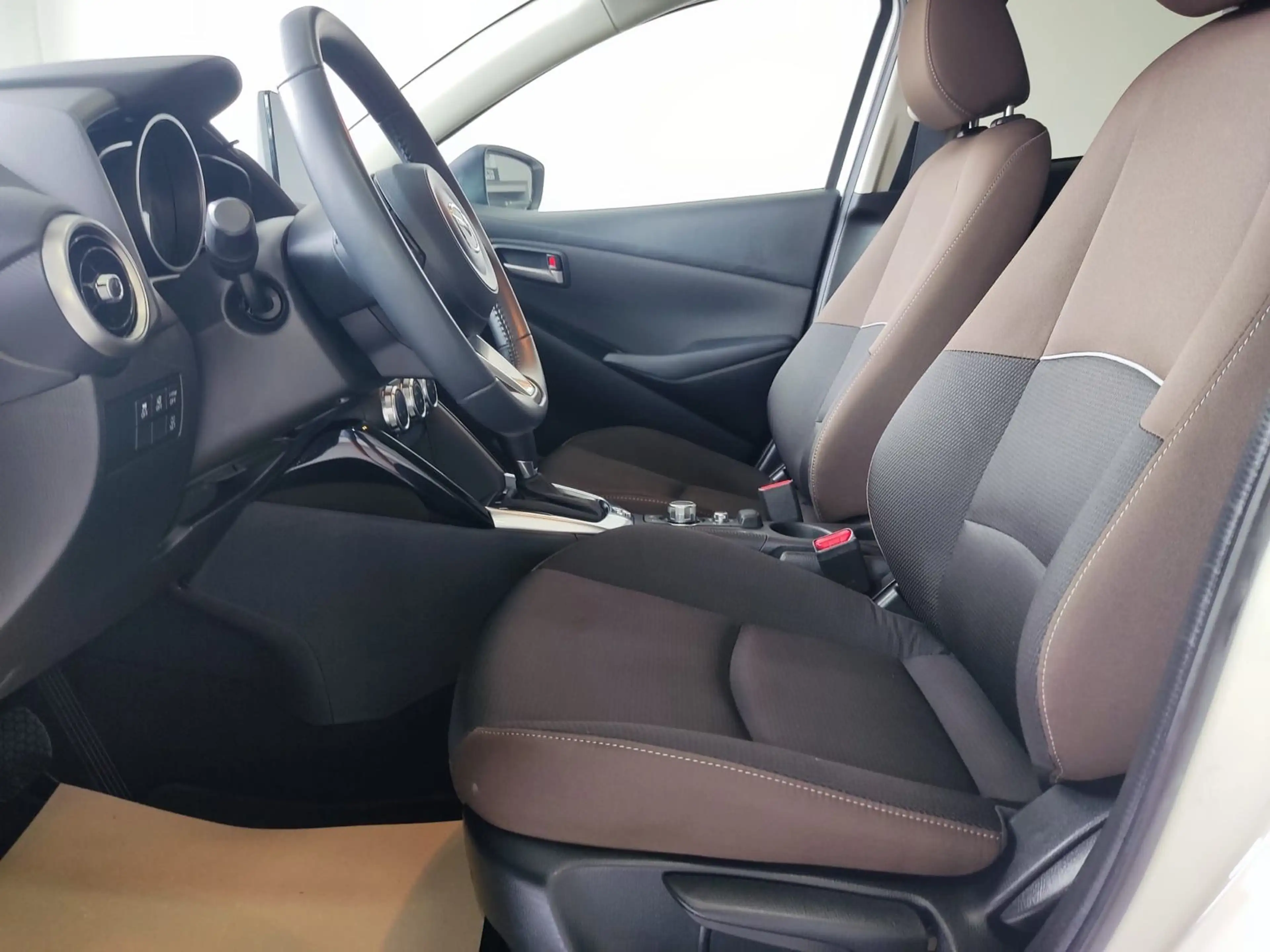 Mazda 2 SKYACTIV-G90 ***LED+NAVI+AUTOMATIK+PDC*** — photo 11