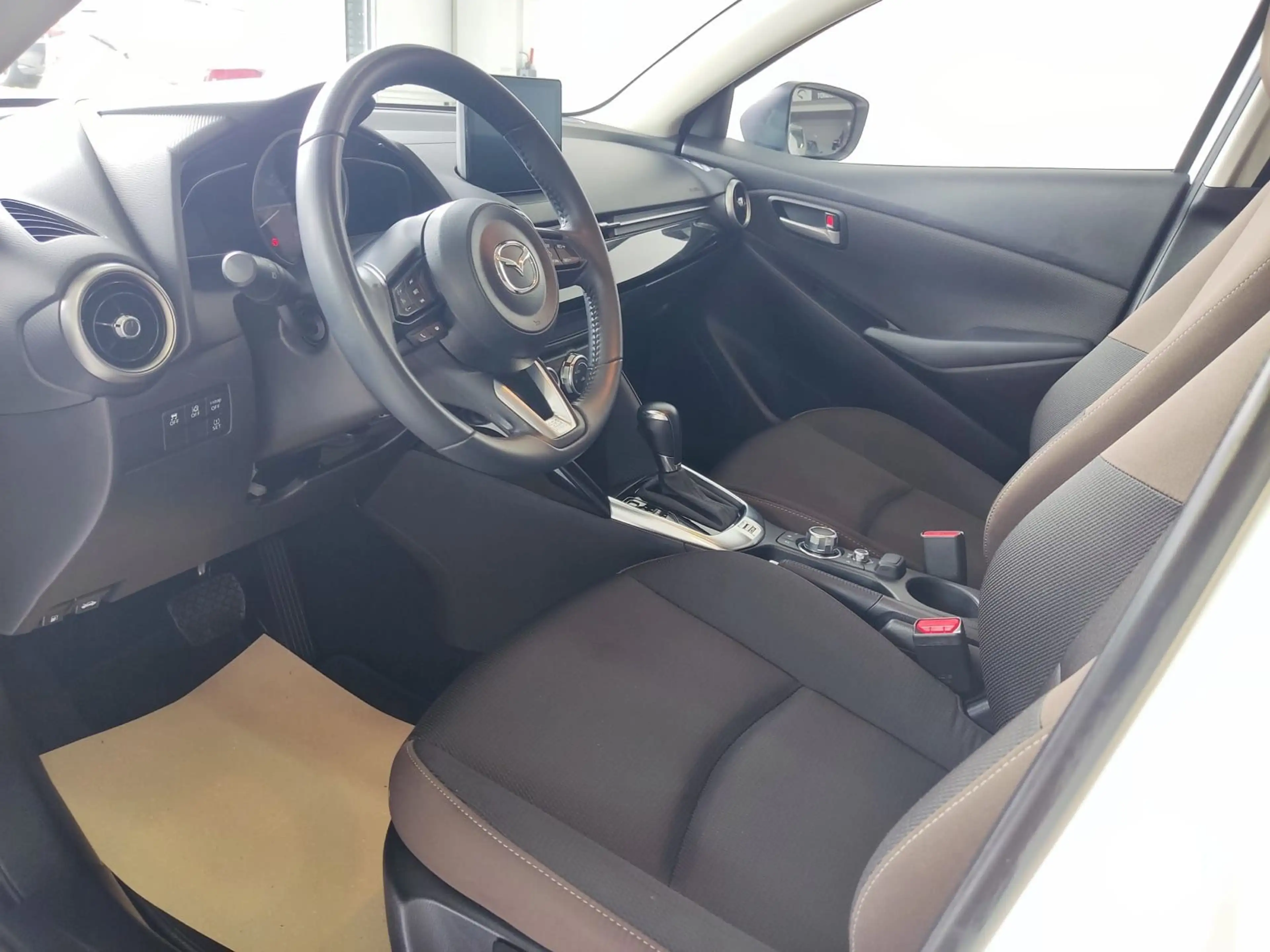 Mazda 2 SKYACTIV-G90 ***LED+NAVI+AUTOMATIK+PDC*** — photo 12