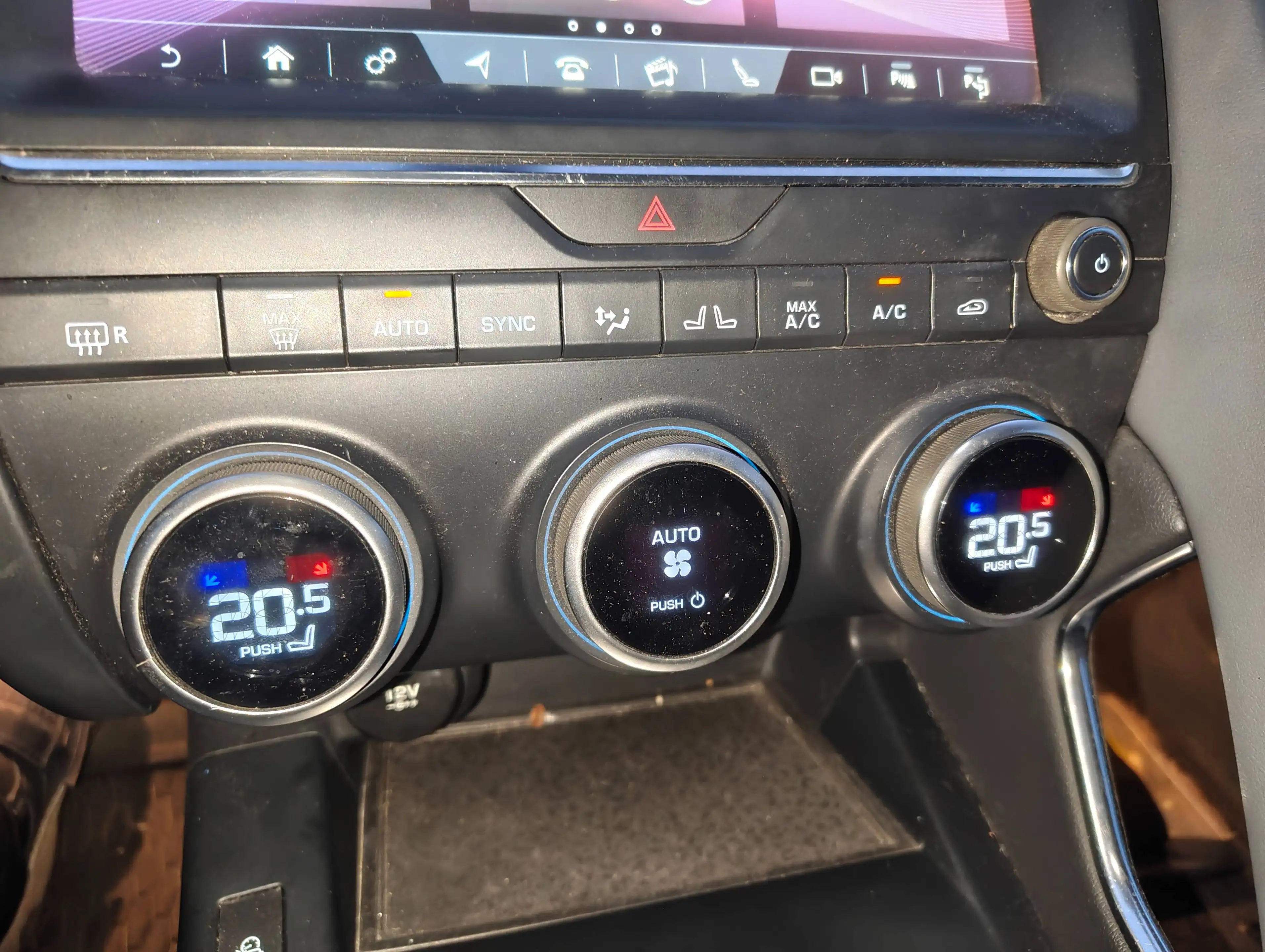 Jaguar E-Pace E-Pace 2.0 D 110kw/150 pk automaat, leder, panodak — photo 9