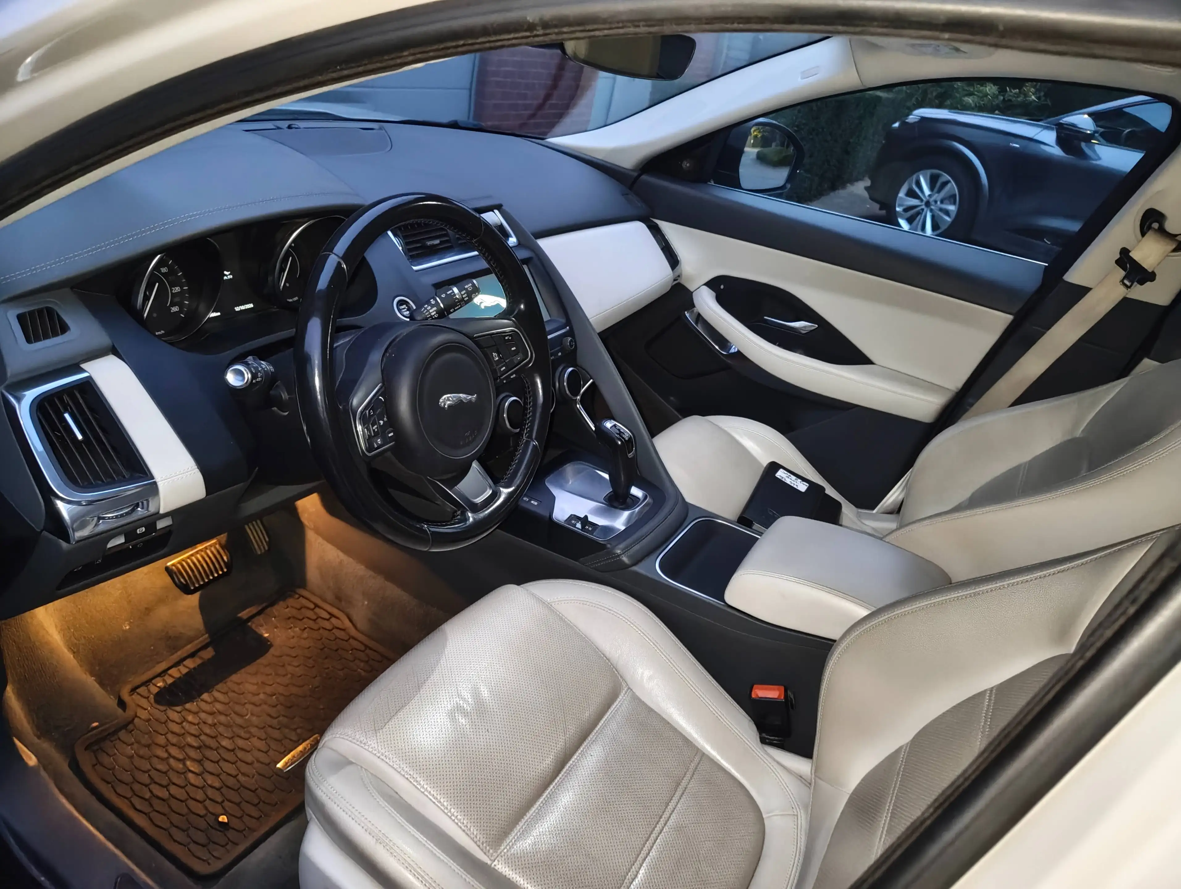 Jaguar E-Pace E-Pace 2.0 D 110kw/150 pk automaat, leder, panodak — photo 5