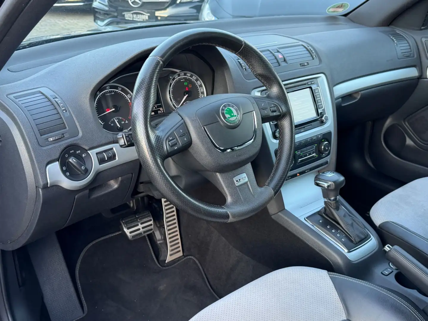 Skoda Octavia Combi RS/Xenon/Automatik/Navi/Bi-Color Schwarz - 2
