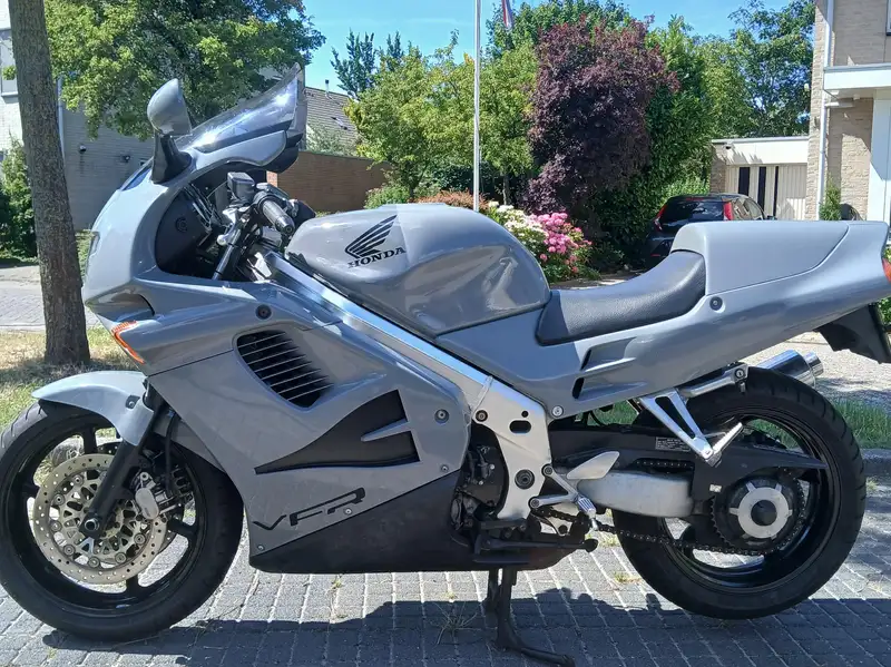 Honda VFR 750 - foto 2