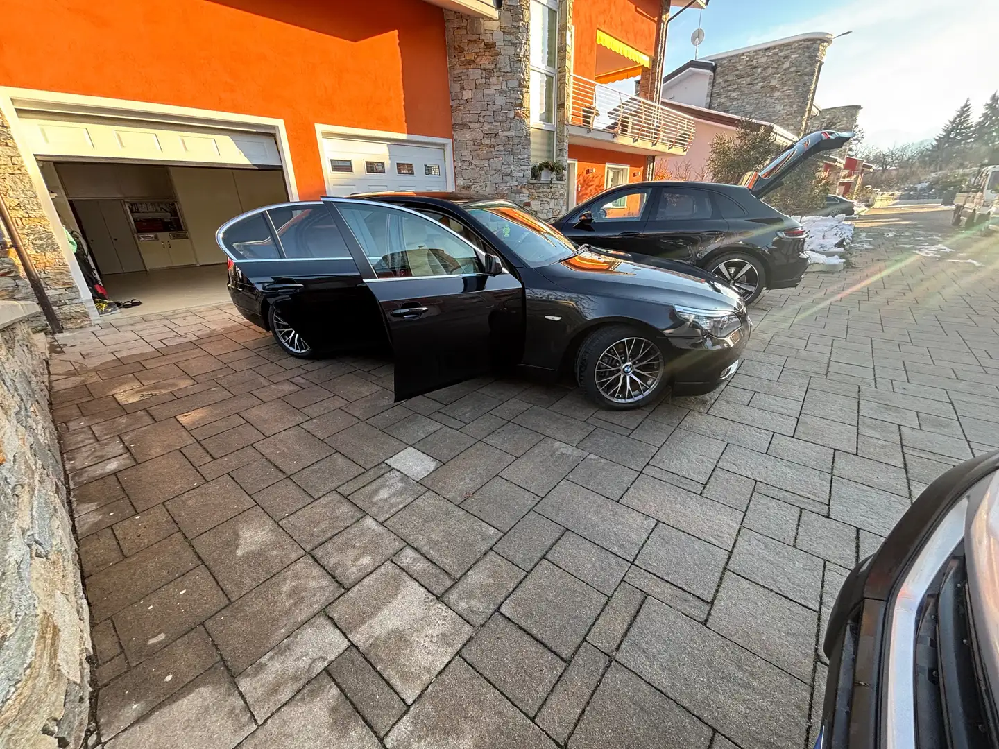 BMW 525 Serie 5 E60 2007 Berlina 525d Attiva Zwart - 2