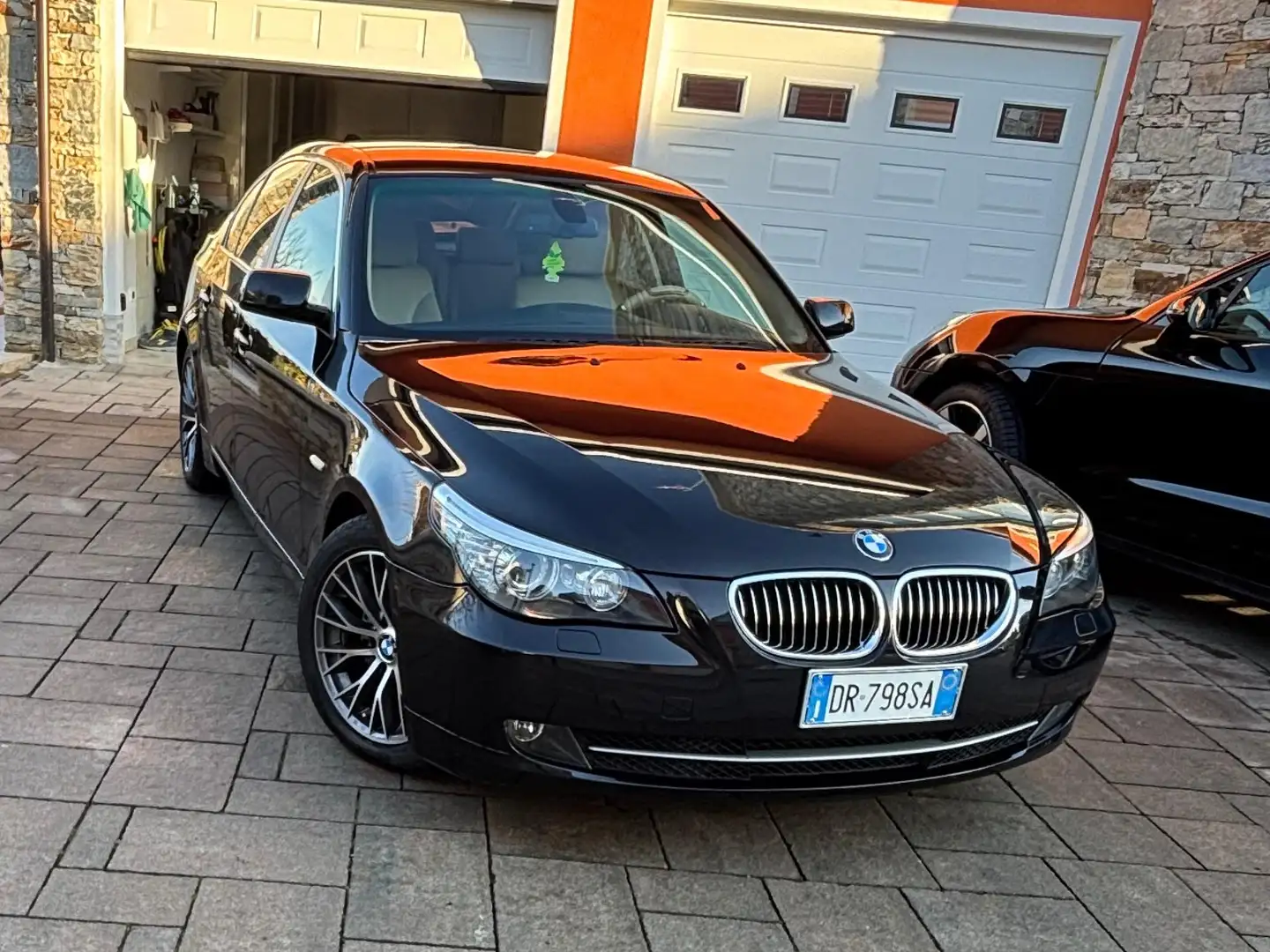 BMW 525 Serie 5 E60 2007 Berlina 525d Attiva Zwart - 1
