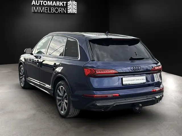 Audi Q7 view 11