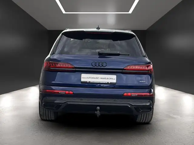 Audi Q7 view 9