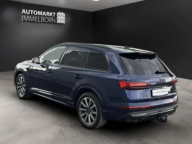 Audi Q7 view 5