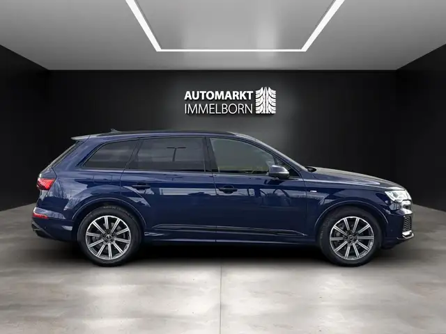 Audi Q7 view 7