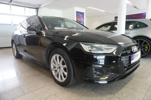 Audi A4 Avant view 3