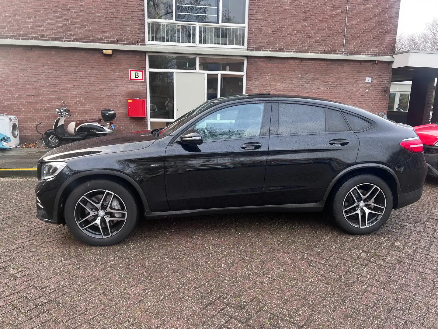 Mercedes-Benz GLC 250 Coupe 4Matic AMG PANO Camera Zwart - 2