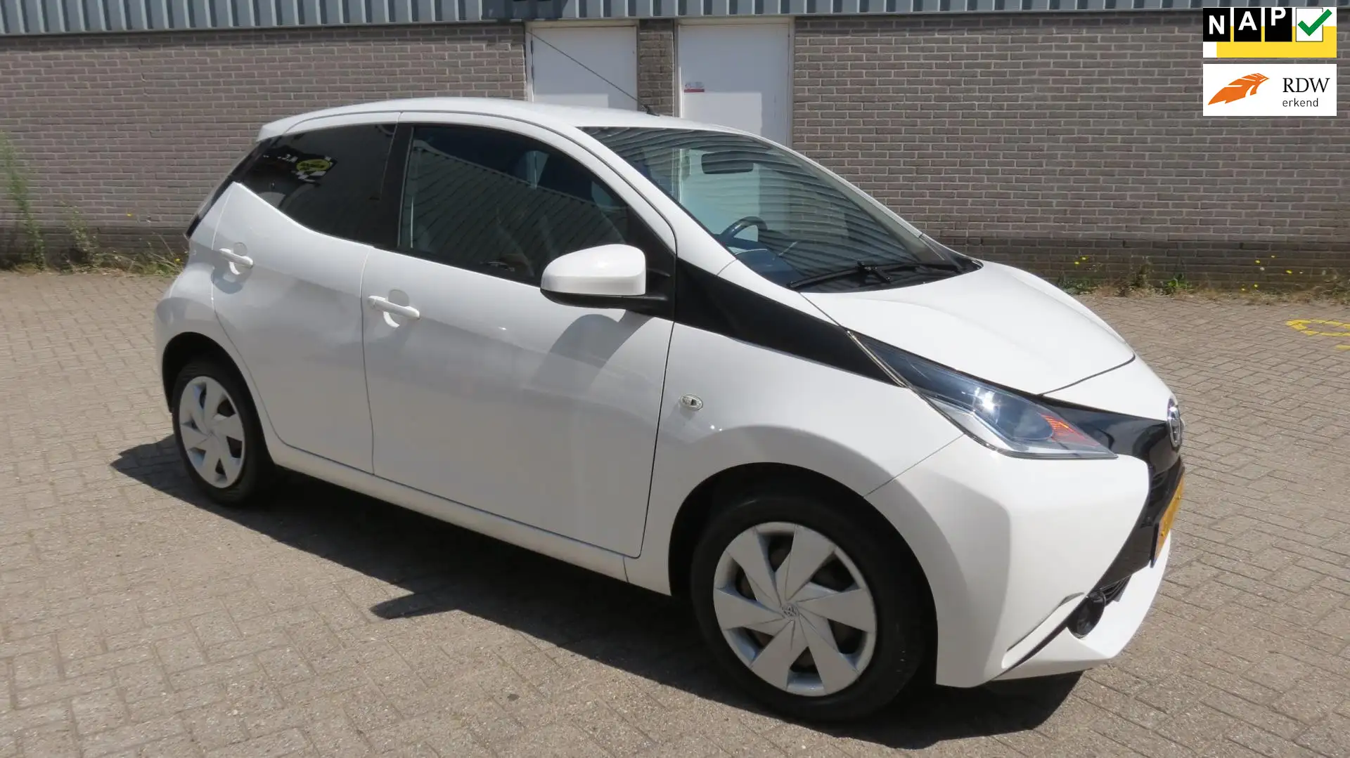 Toyota Aygo 1.0 VVT-i x-play Wit - 1