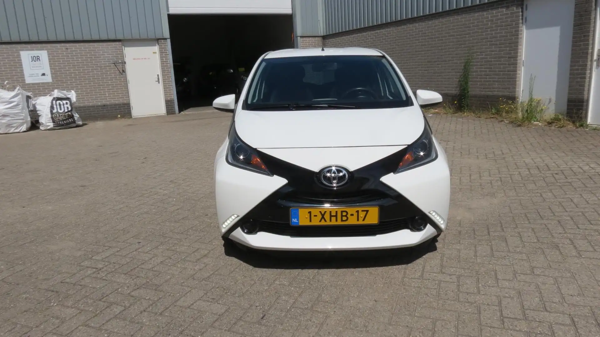 Toyota Aygo 1.0 VVT-i x-play Wit - 2