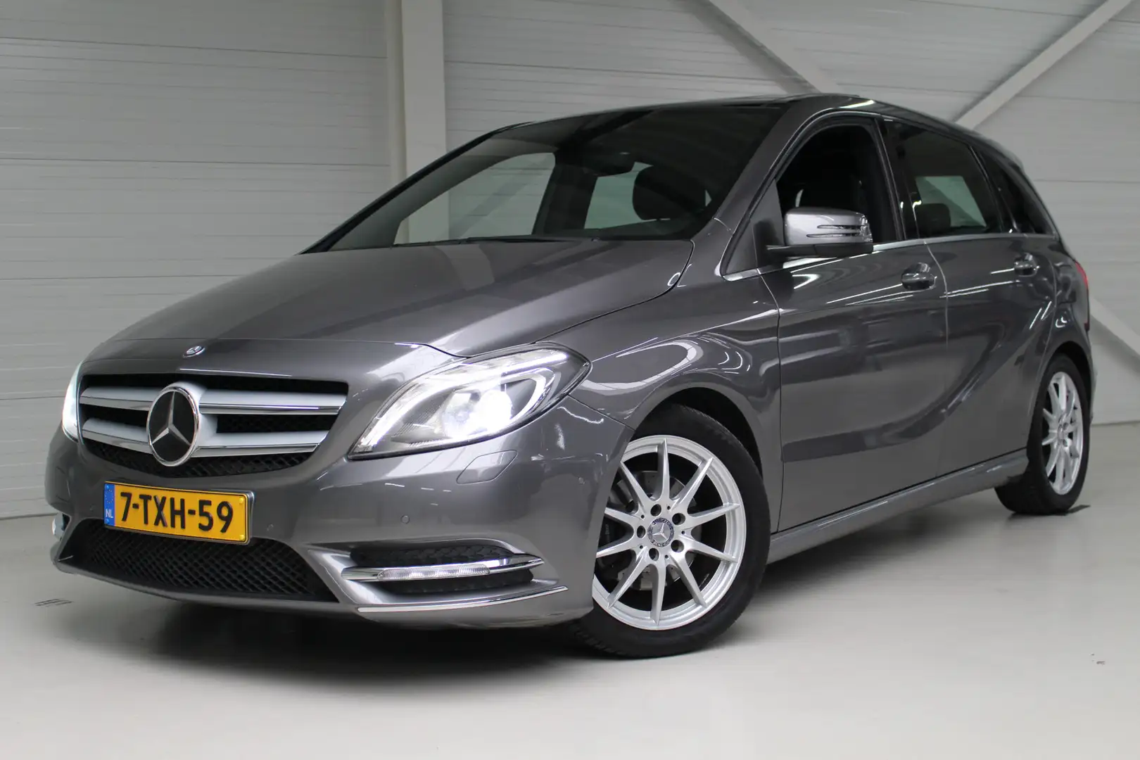 Mercedes-Benz B 180 Ambition Comfort Panoramadak | Navigatie | Parkeer Grijs - 2
