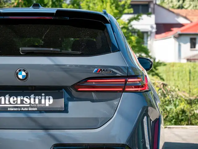 BMW M5 view 9